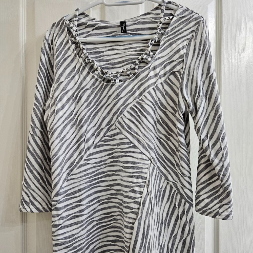 Fashque Studios White and Grey Striped Textured Top